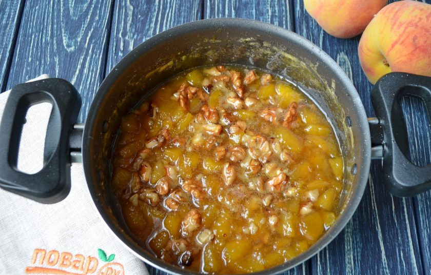 1. Этап. Варенье из персиков с грецкими орехами: Готовое варенье разложите по стерильным сухим банкам и закатайте. Остудите и уберите в прохладное место для хранения.