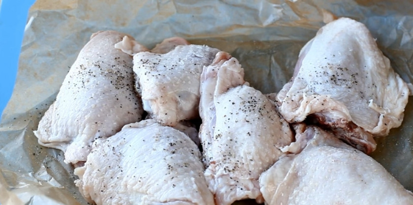 1. Этап. Жареные хрустящие куриные бедрышки: 1. Посолите и поперчите куриные бедрышки с двух сторон.