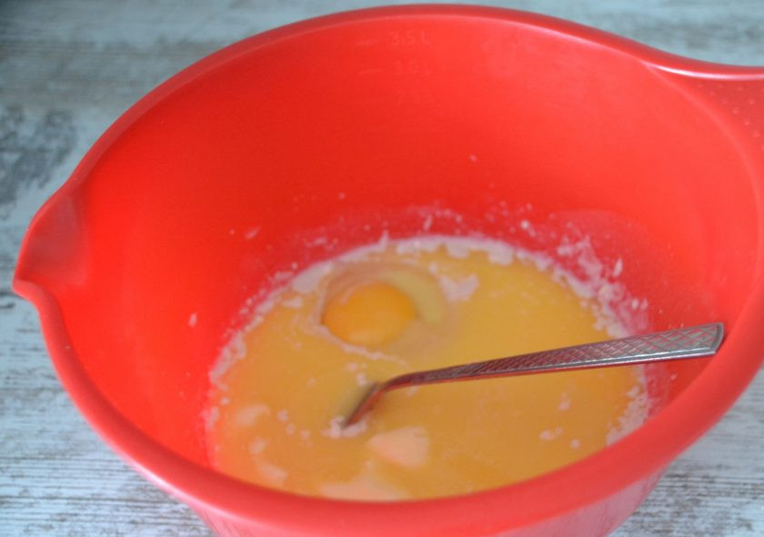 1. Этап. Булочки с конфетами Коровка: Добавьте к опаре яйцо, ванильный сахар, соль, растопленное сливочное масло, размешайте.