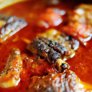 1. Этап. Рёбрышки в томатном соусе: Когда всё готово, нужно удалить жир. Для этого поместите утятницу в холодильник на несколько часов или на ночь, когда всё будет очень холодным...