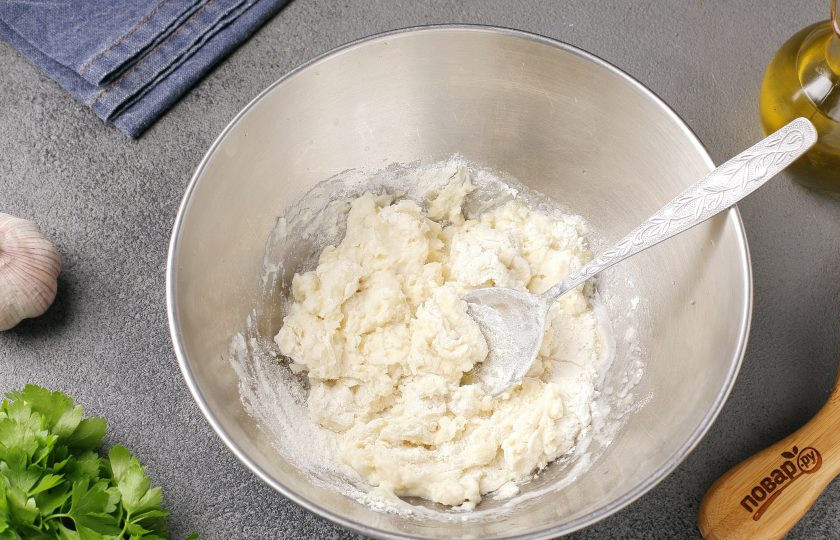 1. Этап. Ароматные чесночные лепёшки: Добавьте примерно 2/3 муки и перемешайте.