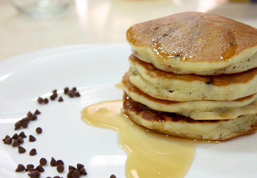 1. Этап. Оладьи из готовой смеси: 7. Выкладывайте оладушки один на один, перед подачей можно полить любым топпингом, сметаной, сгущенным молоком, медом и т.д.