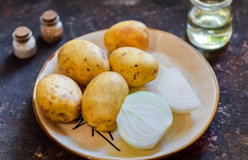 1. Этап. Картошка в банке в духовке: Подготовьте все ингредиенты.