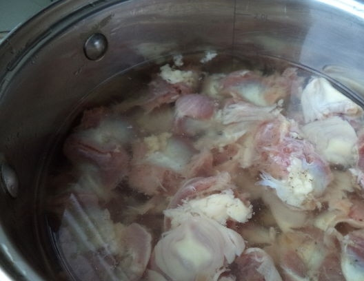 1. Этап. Куриные желудочки с рисом: Нарезаем промытые куриные желудочки, заливаем водой и ставим кастрюлю на огонь. Доводим до кипения, затем добавляем специи и варим 40 минут.