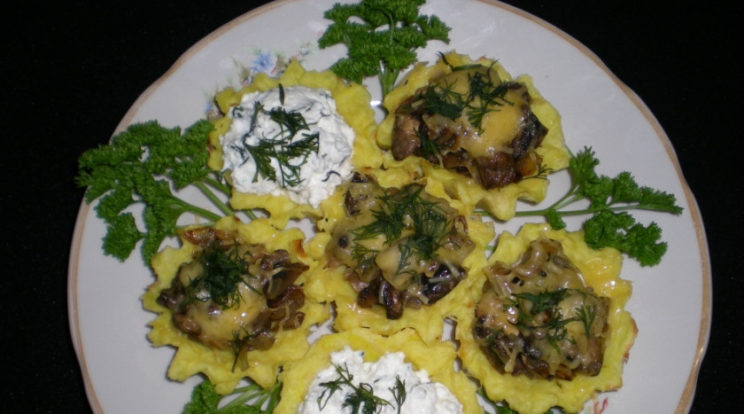 1. Этап. Картофельные корзиночки с начинкой: 4. Запекаем картофельные корзинки еще немного, пока сыр сверху не расплавится. Посыпаем зеленью — и подаем к столу!