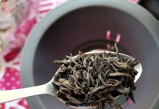 1. Этап. Базиликовый чай с яблоком: В заварочный чайник всыпать крупнолистовой чай.