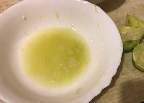 1. Этап. Мороженое из авокадо с лаймом: 4. И отожмите сок.