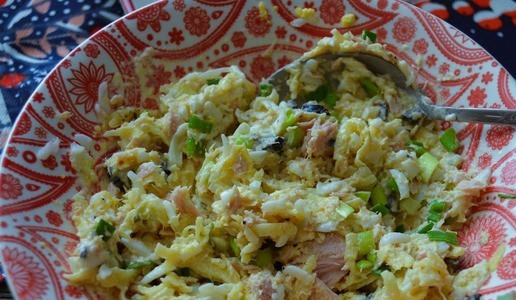 1. Этап. Салат-закуска Рождественская ёлочка: Заправить смесью перцев, майонезом, перемешать.