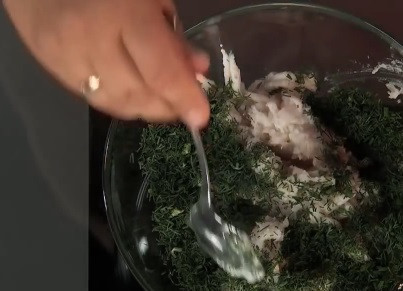 1. Этап. Сало с зеленью и чесноком: Добавляем укроп к перемолотому салу с чесноком. Всё! Закуска готова. Теперь ее можно сразу подавать к столу или же разложить по банкам и отправить в холодильник. Такая закусна может храниться в холодильнике до 1 года.