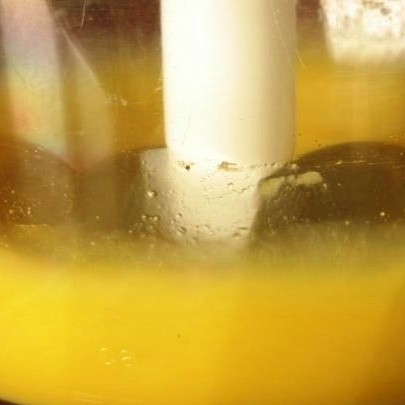 1. Этап. Майонез на перепелиных яйцах: Теперь - не пренебрегаем моим советом. Добавляем в смесь совсем чуть-чуть, буквально 1 ч.л., масла. Взбиваем еще 10 секунд.