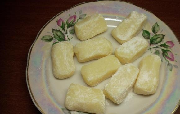 1. Этап. Конфеты Коровка (оригинальный рецепт): Перекладываем смесь в контейнер и остужаем, затем формируем конфетки и обваливаем их в сахарной пудре. Конфеты 