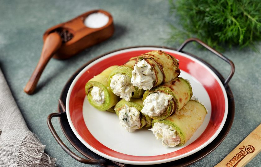 1. Этап. Рулетики из кабачков с огуречно-сырной начинкой: Готовые рулетики можно подавать сразу же после приготовления, или отправьте их на пару часов в холодильник перед подачей. Приятного аппетита!