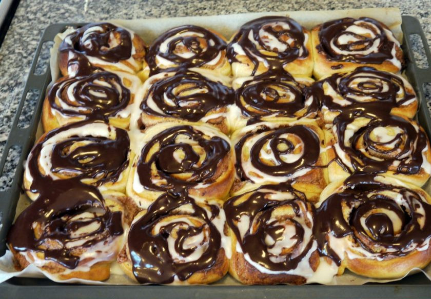 1. Этап. Плюшки Улитки: 7. Тем временем сделайте глазурь: смешайте воду с сахарной пудрой и смажьте полученной смесью готовую выпечку. Растопите шоколад со сливками, полейте булочки. Приятного аппетита!