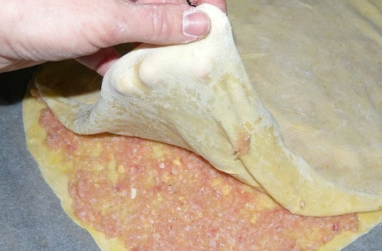 1. Этап. Слоеный пирог с курицей: 5. Накройте вторым листом теста. Снова смажьте маслом и выложите фаршем. Повторите еще раз. Верхний слой теста также тщательно промажьте маслом.