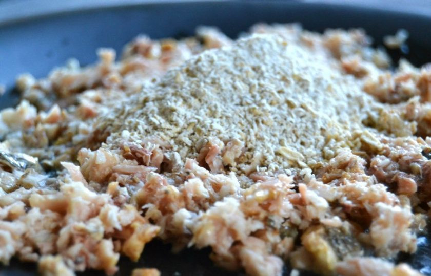 1. Этап. Рыбные шарики: 2. Измельчите овсяные хлопья и смешайте их с рыбой.