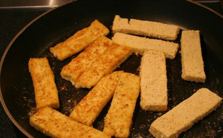 1. Этап. Жареный сыр тофу: 3. Сковороду ставим на огонь, наливаем масло и обжариваем сыр в панировке с каждой стороны до появления румяной корочки. Готовые сырные палочки выкладываем на бумажное полотенце, чтобы ушел лишний жир.