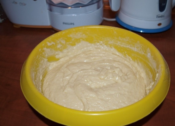 1. Этап. Печенье Грибочки в формочке: Добавьте 2-3 стакана муки и замесите тесто достаточно густое.