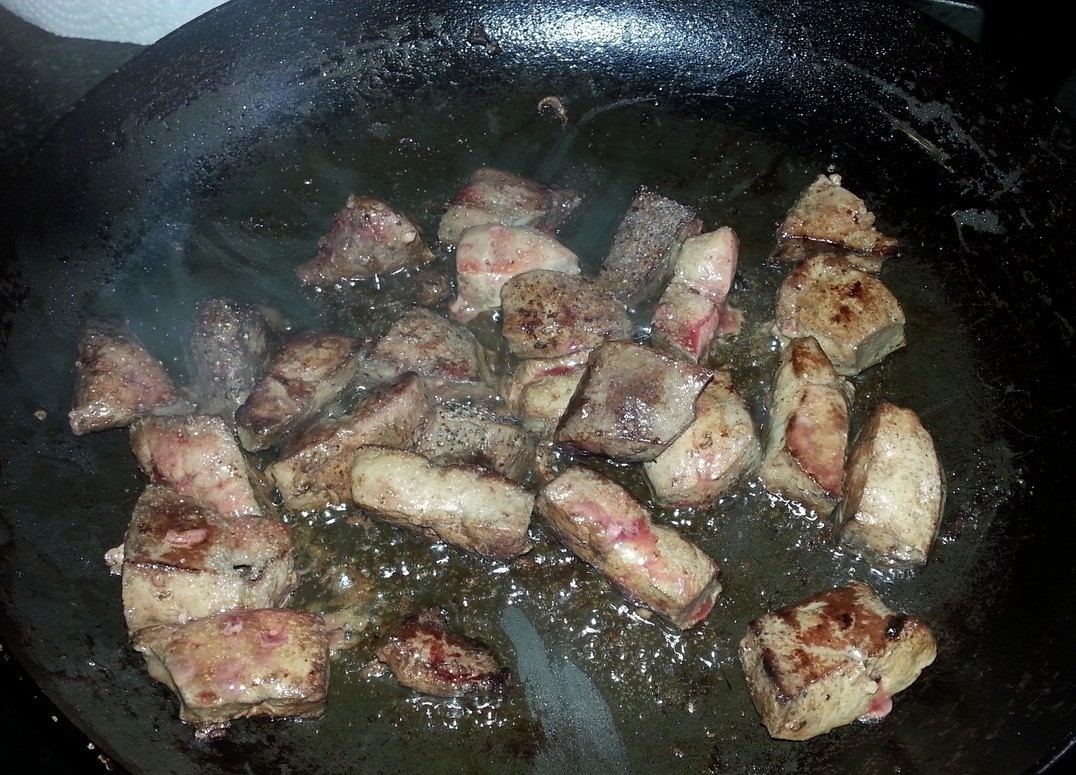 1. Stage. Pepper stuffed with liver and mushrooms: Peel liver from foils, cut into cubes, fry in vegetable oil.