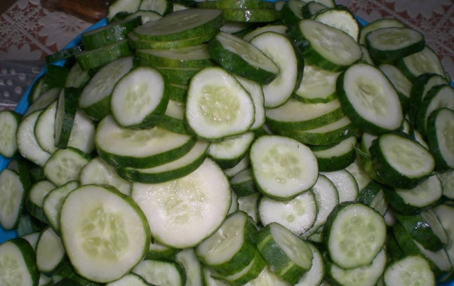 1. Этап. Огурцы в томатной заливке: 2. Тщательно промываем огурцы от грязи, затем нарезаем кружочками. Чистим весь чеснок.