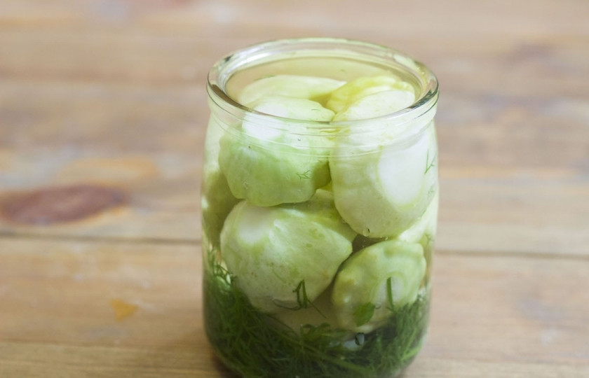 1. Этап. Патиссоны, маринованные без стерилизации: 5. Укладываем вареные патиссоны в банку на укроп и чеснок. Банка должна быть забита ими доверху.