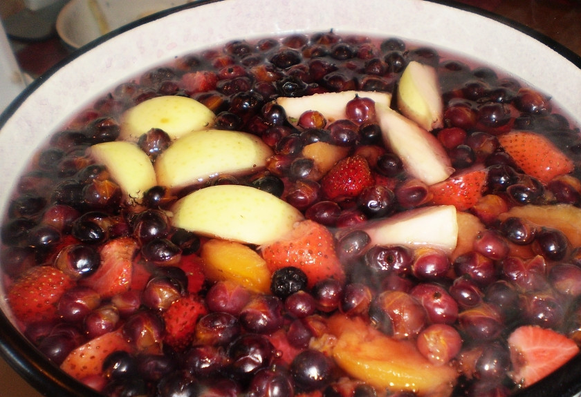 1. Этап. Компот из свежих ягод: 6. Доводим воду с ягодами и фруктами до кипения, добавляем по вкусу сахар и немного лимонной кислоты, кипятим на слабом огне около 5 минут.