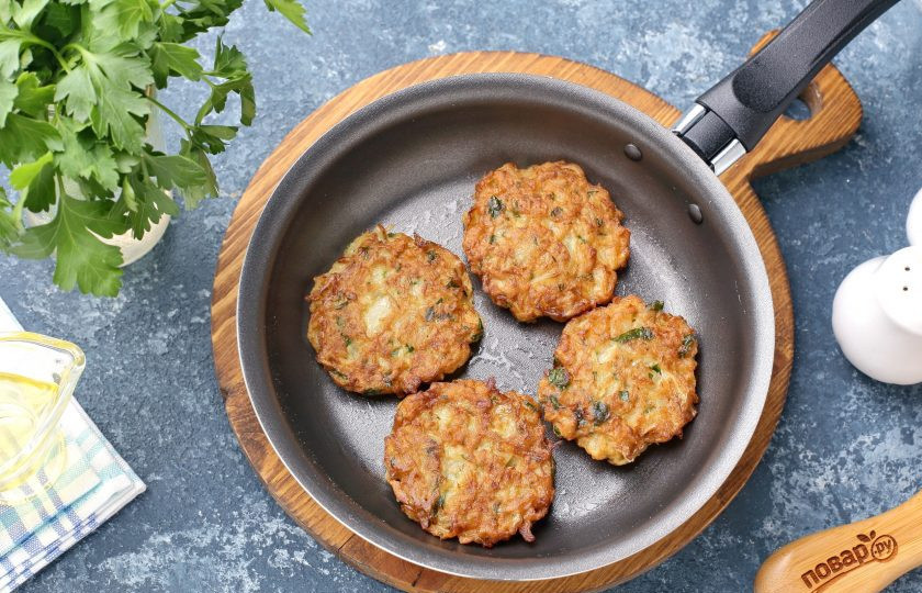 1. Этап. Диетические капустные оладьи: Сковороду разогрейте и смажьте маслом. Мокрыми руками формируйте оладушки и жарьте их на среднем огне под крышкой с двух сторон до готовности.