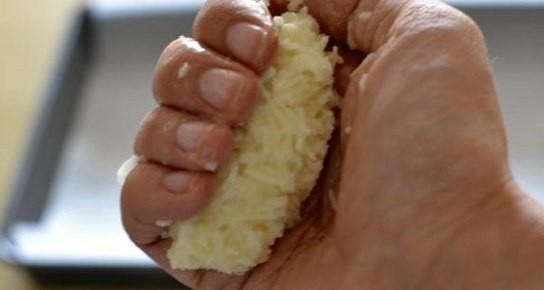 1. Этап. Конфеты Баунти: Сформировать небольшие колбаски.