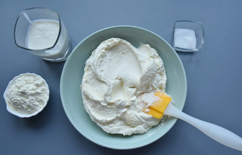 1. Этап. Протеиновые кексы: В творожную массу влейте кефир, заменитель сахара и перемешайте, можно воспользоваться погружным блендером, чтобы масса стала более однородной.