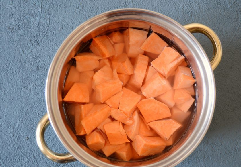 1. Этап. Суп-пюре из батата: Батат поставьте вариться до мягкости на среднем огне. В конце добавьте специи и соль.