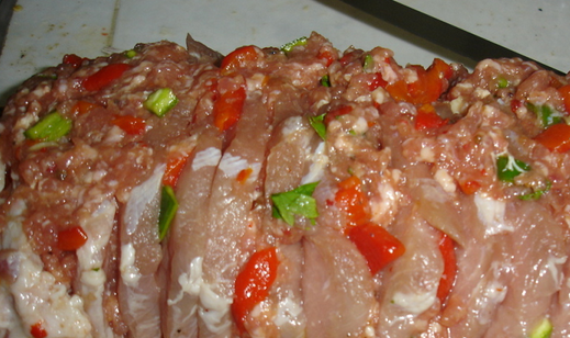 1. Этап. Свинина, фаршированная мясом: Свиную вырезку надрезаем (не до конца), чтобы образовались кармашки. Наполняем эти кармашки приготовленной начинкой. Закрепляем мясо нитками, чтобы не развалилось при запекании.