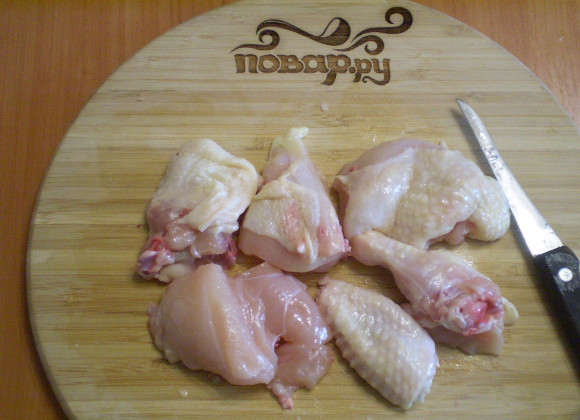 1. Этап. Жареное мясо кусочками на сковороде: Порежьте курицу порционными кусочками.