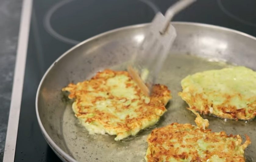 1. Этап. Простые оладьи из кабачков: 3. Добавьте перец и муку, хорошо перемешайте, чтобы у вас получилось довольно густое тесто. Обжарьте оладьи на оливковом масле с обеих сторон до золотистого цвета. Выложите оладьи на бумажное полотенце.