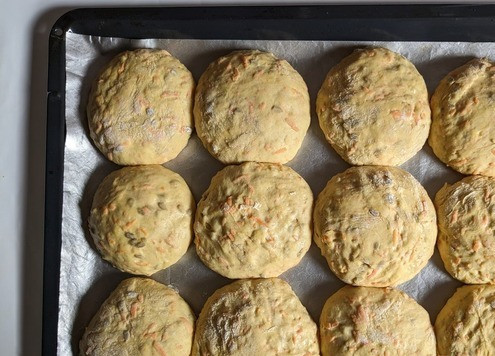 1. Этап. Морковные булочки Гулеродсбруд: Разогреть духовку до 210 градусов и выпекать в булочки 15-20 минут, ориентируясь на свою духовку.