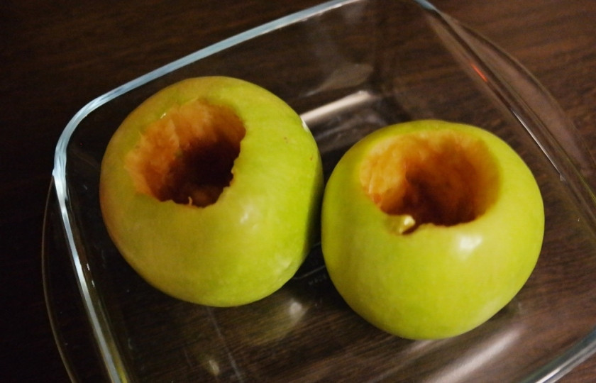 1. Этап. Диетический десерт из творога и яблок: Хорошо моем яблоки и достаем все внутренности с семенами и прожилками при помощи острого ножа. Старайтесь не проткнуть дно.