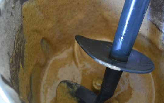 1. Этап. Пирог на банановой муке: 3. Соедините в глубокой мисочке яйца с сахаром, взбейте. Добавьте банановую муку, растительное масло, молоко, разрыхлитель, корицу.