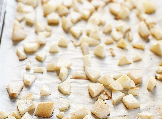 1. Этап. Грушевое тесто: 1. Груши вымойте, обсушите, очистите от кожицы и сердцевины, нарежьте маленькими кубиками. Выложите на противень и отправьте в разогретую до 200 градусов духовку минут на 20.