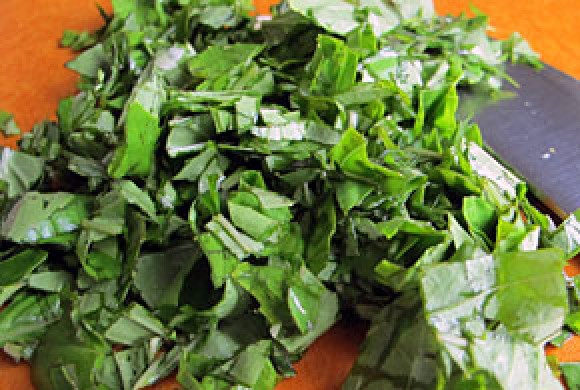 1. Этап. Паста с базиликом: 3. Нарежьте зелень петрушки и базилик. Эти пряности великолепно дополнят вкус томатов и придадут блюду неповторимый аромат.