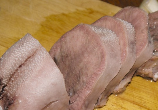 1. Этап. Бефстроганов из языка: 5. После того, как наш субпродукт будет готов, даем ему немного остыть и нарезаем соломкой. Затем отправляем жариться на растительном масле и в конце перемешиваем с луком. Поскольку язык был уже обработан, жарить его следует недолго. В конце заливаем сливками и тушим около 10 минут.