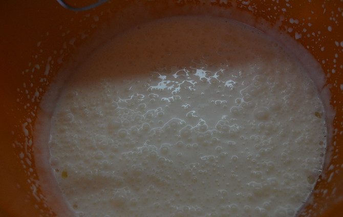 1. Этап. Пряники на кефире: В глубокую миску наливаем кефир и добавляем к нему сметану и соду. Взбиваем смесь, пока на поверхности не появятся пузырьки.