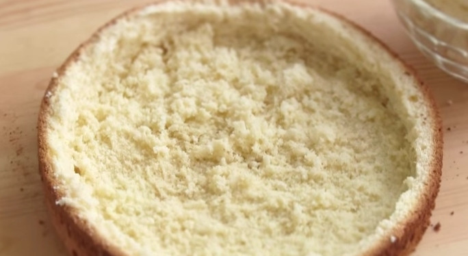 1. Этап. Торт с клубникой: 5. Остывший бисквит разрежьте, выньте мякоть. Бортики оставьте.