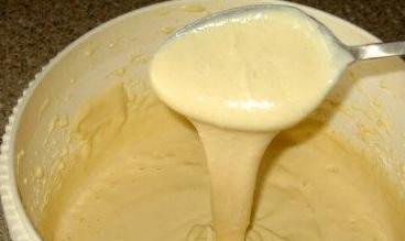 1. Этап. Заливной пирог с сайрой: Тесто должно напоминать жидкую сметану: по консистенции получается жидким.