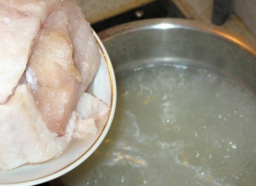 1. Этап. Суп из морского окуня: В кастрюлю наливаем воду и доводим ее до кипения. В кипящую воду кладем рыбьи плавники, хвост, голову, кости. Добавляем нарезанную луковицу, 2-3 горошины душистого перца, 1-2 лавровых листа и немного соли. Варим бульон около 15-20 минут. Затем бульон процеживаем и кладем в него филе и доводим до кипения, после чего ставим самый маленький огонь и варим.