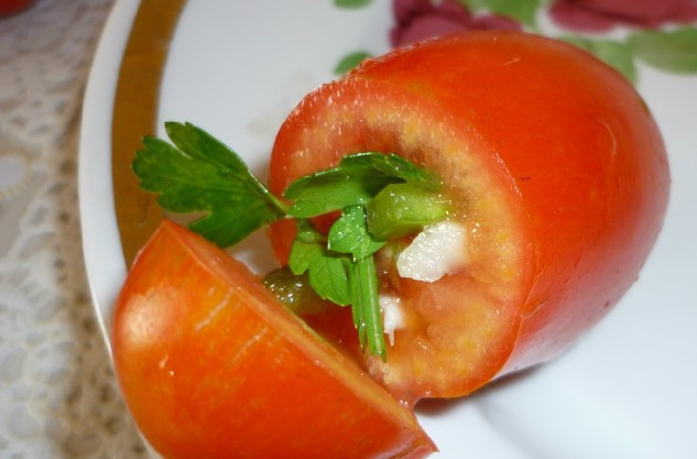 1. Этап. Фаршированные помидоры на зиму: И втыкаем внутрь помидора по два бруска перца, чеснока и сельдерея, пару веточек петрушки.