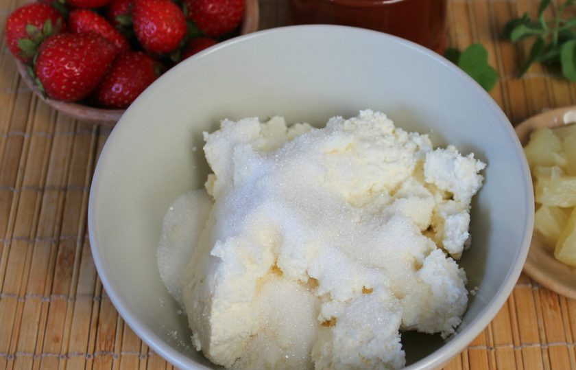 1. Этап. Десерт Нежность: В пиалу кладем творог и сахар.