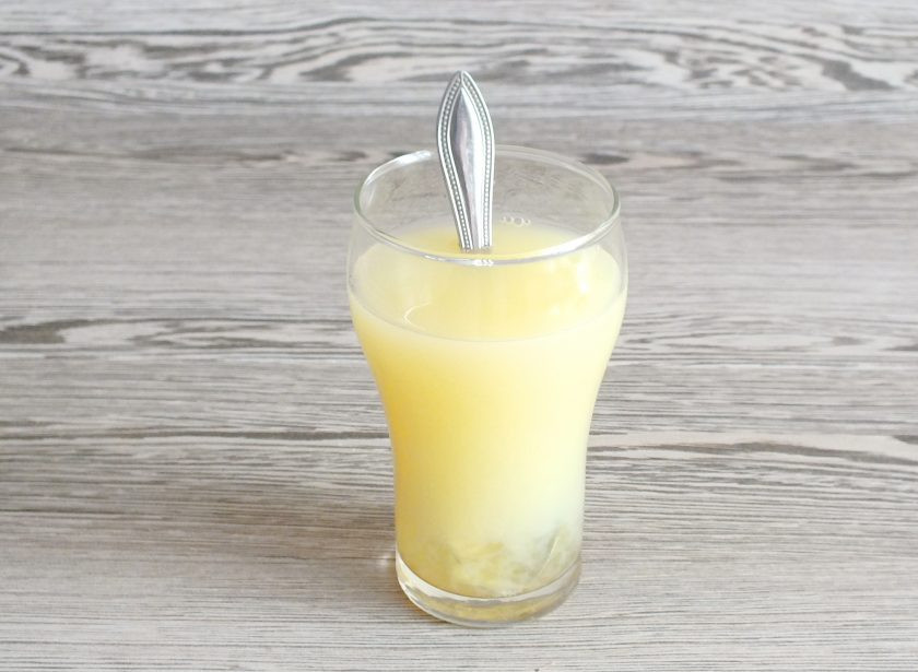 1. Этап. Пельмени из трёх видов мяса: Начните с приготовления теста. В стакан разбейте яйцо, добавьте чайную ложку соли (без горки), перемешайте. Влейте теплую воду. Доведите объем до 200 мл. У меня потребовалось 140 мл.