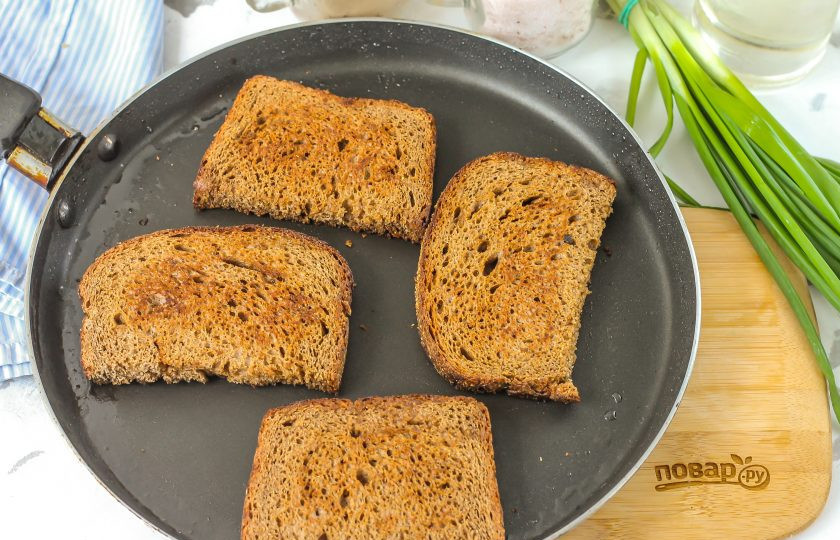 1. Этап. Брускетта с гуакамоле и креветками: Брускетта готовится на поджаренном хлебном ломтике, поэтому разогрейте сковороду и смажьте ее растительным маслом. Выложите ломтики хлеба на сковороду и обжарьте по минуте с каждой стороны до румяности. Выложите поджаренный хлеб на тарелку.