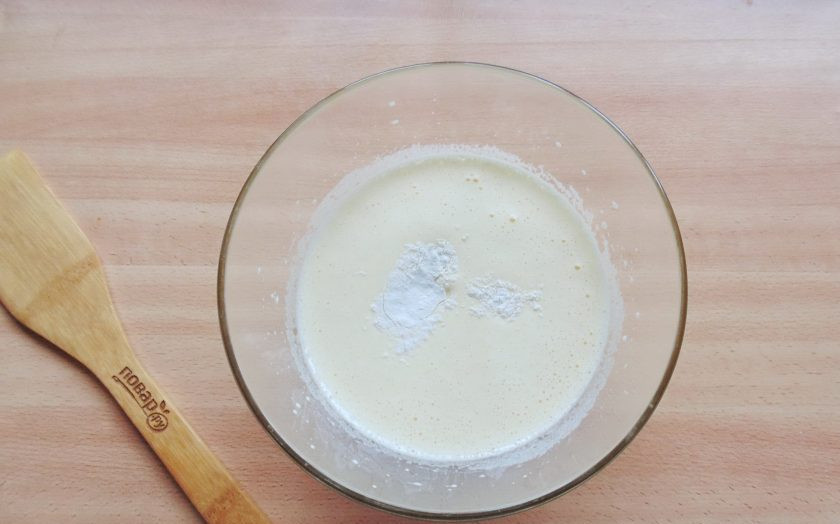 1. Этап. Старомодный яблочный пирог: Снова хорошо взбейте яйца с сахаром до увеличения массы в объеме. Добавьте ванильный сахар и разрыхлитель.