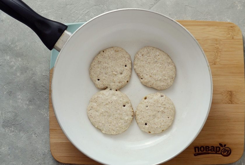 1. Этап. Оладьи из гречки и овсянки: Разогрейте сковороду на среднем огне, слегка смажьте ее растительным маслом. Выпекайте оладьи по 3-5 минут с каждой стороны.