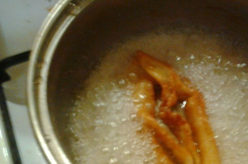 1. Этап. Крымская пахлава: Готовим сироп для пахлавы. Для этого в кипящую воду добавляем сахар и мед и варим до тех пор, пока не закипит. В кипящий сироп окунаем обжаренную пахлаву и выкладываем ее на блюдо.