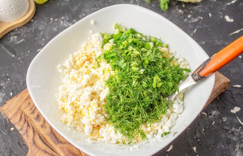 1. Этап. Молдавские плацинды: Добавьте мелко нарезанные укроп и зеленый лук. Перемешайте начинку.